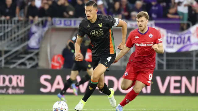 Pemain Venezia, Jay Idzes (kiri), menggiring bola melewati pemain Fiorentina dalam laga lanjutan Liga Italia 2024/2025 di Stadio Pier Luigi Penzo, Venezia, Italia, Senin (12/05/2025) waktu setempat. (AP Photo/LaPresse/Paola Garbuio)
