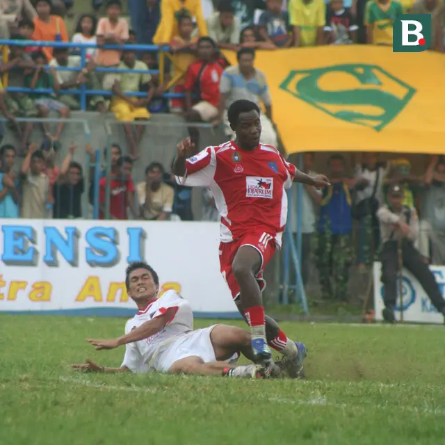 Mendiang John Tarkpor ketika membela Persiter di Divisi Utama 2005/2006. (Bola.com/Gatot Sumitro)