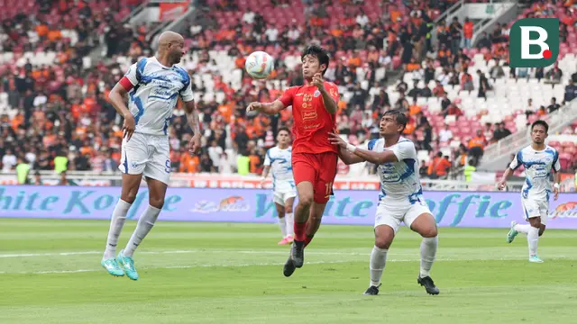 Pemain Persija Jakarta, Hanif Sjahbandi (tengah), berusaha mengontrol bola di antara dua pemain PSIS Semarang, Lucao (kiri) dan Ahmad Syiha Buddin pada laga pekan ke-34 BRI Liga 1 2023/2024 di Stadion Utama Gelora Bung Karno (SUGBK), Senayan, Jakarta, Selasa (30/4/2024). (Bola.com/Abdul Aziz)