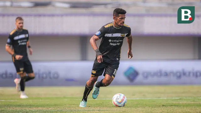 Pemain Dewa United, Ricky Kambuaya menggiring bola saat laga lanjutan BRI Liga 1 2023/2024 antara Dewa United melawan Persebaya Surabaya di Indomilk Arena, Tangerang, Sabtu (30/09/2023). (Bola.com/Bagaskara Lazuardi)