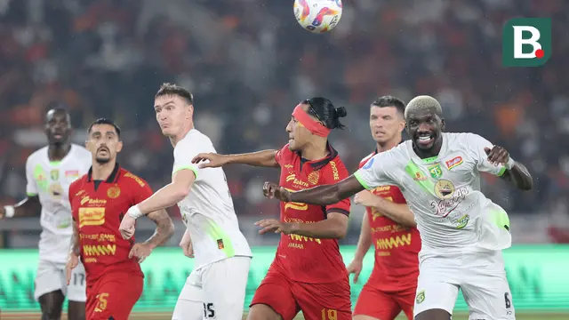 Pemain Persija Jakarta, Hanif Sjahbandi (tengah), berusaha melewati penjagaan sejumlah pemain Persebaya Surabaya dalam laga lanjutan BRI Liga 1 2024/2025 di Stadion Utama Gelora Bung Karno (SUGBK), Senayan, Jakarta, Sabtu (12/04/2025). (Bola.com/M Iqbal Ichsan)