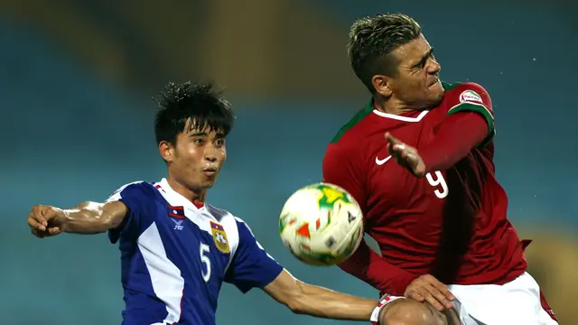 Cristian Gonzales dalam laga antara Timnas Indonesia Vs Timnas Laos di Piala AFF 2014 yang berlangsung di Hang Day Stadium, Hanoi, Vietnam. (STR/AFP)