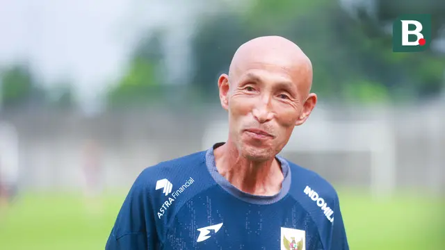 Pelatih Timnas Indonesia Putri, Satoru Mochizuki, saat memimpin latihan timnya di Dewa United, Tangerang, pada Rabu (25/6/2025) sore WIB. (Bola.com/Muhammad Iqbal Ichsan)