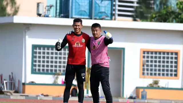 Pelatih Persikabo 1973, Syahrul Trisna Fadillah, bersama pelatih kiper, Hermansyah. (Bola.com/Nandang Permana)