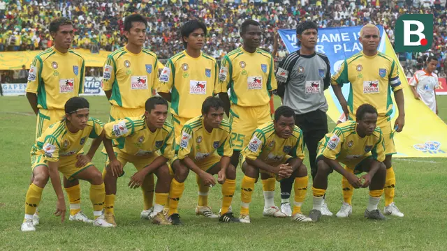 John Tarkpor (kanan bawah) saat memperkuat Persiter Ternate. (Gatot Sumitro/Bola.com)