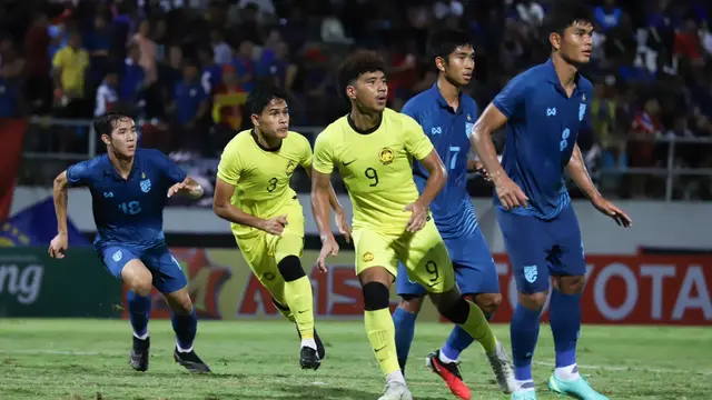 Aksi para pemain Malaysia (kuning) saat menghadapi Thailand dalam Kualifikasi Piala Asia U-23 2024, Selasa (12/9/2023) malam WIB. Harimau Muda kalah 0-1 pada laga itu. (Dok. FA Malaysia)