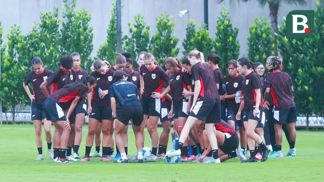 Timnas Indonesia Putri berlatih di Dewa United, Tangerang, pada Rabu (25/6/2025) sore WIB. Skuad asuhan Satoru Mochizuki terus menggenjot persiapan jelang ajang Kualifikasi Piala Asia Putri 2026 yang akan berlangsung pada 29 Juni hingga 5 J(Bola.com/Muhammad Iqbal Ichsan)