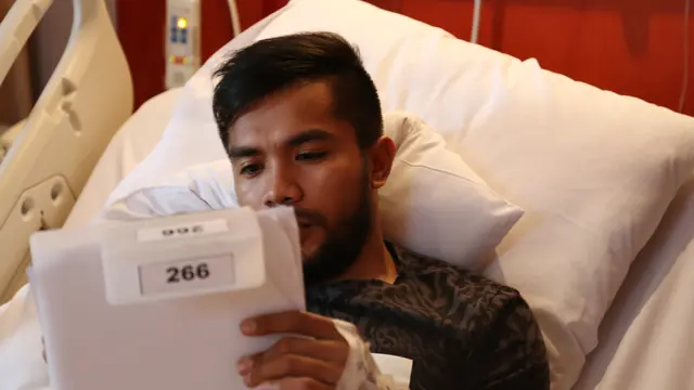 Pemain Timnas dan Juga Pemain Persib Bandung, Zulham Zamrun saat menjalani pemulihan cedera di Rumah Sakit, Jakarta, Selasa (8/12/2015). (Bola.com/Nicklas Hanoatubun)