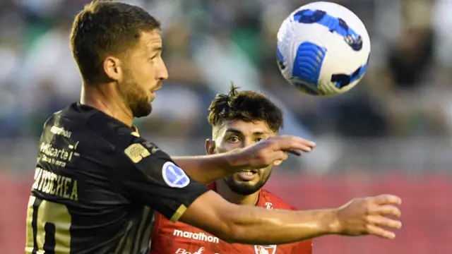 Luciano Guaycochea (kiri) dari Oriente Petrolero dan Hernan Rodriguez dari Royal Pari berebut bola selama pertandingan Bolivia putaran pertama Piala Sudamericana di stadion El Tahuichi di Santa Cruz de la Sierra, Bolivia, pada 8 Maret 2022. (Aizar RALDES/AFP)
