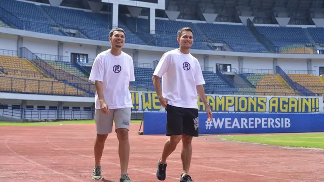 Hamra Hehanusa dan Rezaldi Hehanusa akan bermain untuk Persib Bandung di Liga 1 2025/2026 (PERSIB.co.id/Barly Isham)