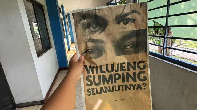 Satu halaman penuh di surat kabar lokal Bandung menampilkan dua sosok the nex pemain Persib dalam bentuk siluet. (Bola.com/Erwin Snaz)