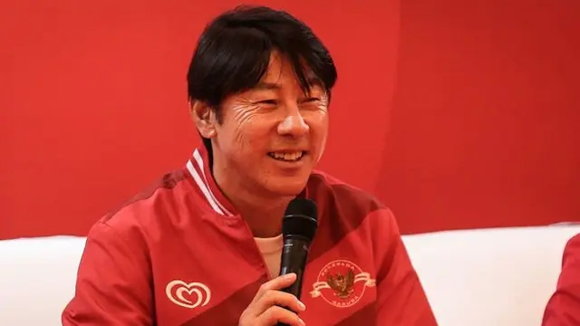 Shin Tae-yong memberikan keterangan media pada acara yang digelar PSSI. (Bola.com/Bagaskara Lazuardi)