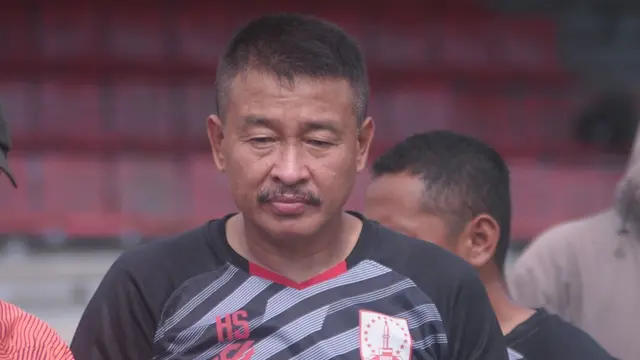 Pelatih kiper Persis Solo, Hermansyah, dalam sesi latihan di Stadion Sriwedari, Selasa (7/1/2020). (Bola.com/Vincentius Atmaja)