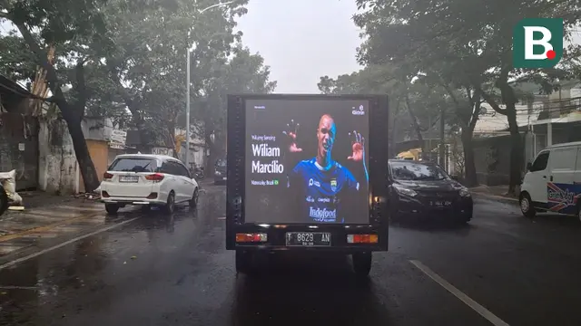 Pengumuman perekrutan Wiliam Marcilio oleh Persib Bandung yang dilakukan melalui mobitron yang berkeliling di jalan-jalan Kota Bandung. (Bola.com/Erwin Snaz)