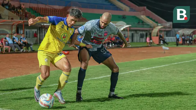 Bek asing PSIS Semarang, Lucas Gama, berusaha merebut bola dari penguasaan penyerang Barito Putera, Eksel Runtukahu, dalam laga yang bergulir di Stadion Sultan Agung (SSA), Bantul, Jumat (29/3/2024). (Bola.com/Radifa Arsa)