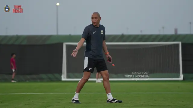 Nova Arianto memimpin sesi latihan resmi Timnas Indonesia U-17 di Piala Asia U-17 2025, Minggu (5/4/2025). (Dok. PSSI)
