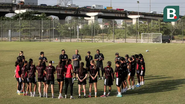 Pelatih Timnas Indonesia, Satoru Mochizuki memimpin latihan persiapan jelang laga Kualifikasi Piala Asia 2026 yang berlangsung di lapangan latih Jakarta International Stadium (JIS), Jakrata Utara, Jumat (20/06/2025). (Bola.com/Bagaskara Lazuardi)