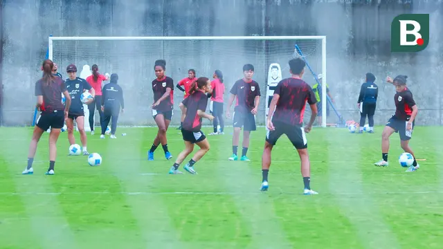Timnas Indonesia Putri berlatih di Dewa United, Tangerang, pada Rabu (25/6/2025) sore WIB. (Bola.com/Muhammad Iqbal Ichsan)