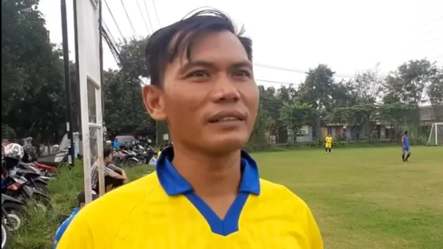 Mantan pemain Persebaya dan Persija, Supaham. (Bola.com/Abdi Satria)