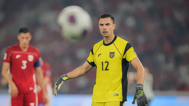 Ekspresi kiper Timnas Indonesia, Emil Audero, saat laga melawan China dalam laga Kualifikasi Piala Dunia 2026 zona Asia di Stadion Utama Gelora Bung Karno (SUGBK) Senayan, Jakarta, Kamis (5/6/2025). (Bola.com/Bagaskara Lazuardi)