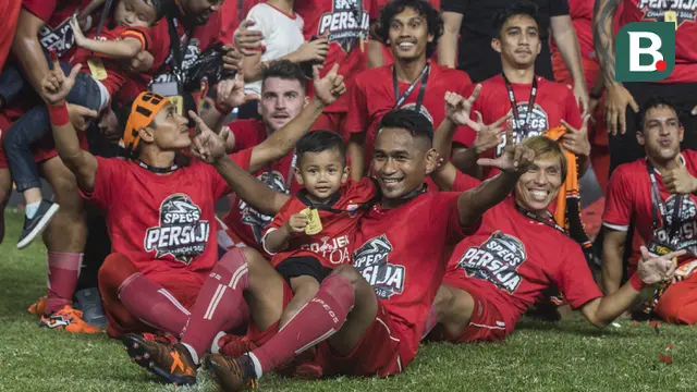 Gelandang Persija Jakarta, Ramdani Lestaluhu, bersama rekan-rekannya merayakan gelar juara Piala Presiden setelah mengalahkan Bali United di SUGBK, Jakarta, Sabtu (17/2/2018). Persija menang 3-0 atas Bali United. (Bola.com/Vitalis Yogi Trisna)
