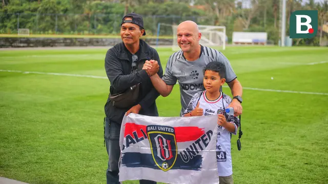 Pelatih anyar Bali United, Johnny Jansen, saat berfoto bersama dengan suporter Bali United usai sesi latihan di Bali United Training Center. (Bola.com/Alit Binawan)
