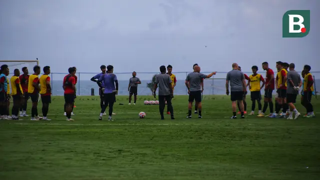 Pelatih Bali United Johnny Jansen saat memimpin sesi latihan Bali United di Bali United Training Center, Kamis (26/6/2025). (Bola.com/Alit Binawan)