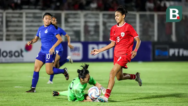 Kiper Timnas putri Singapura, Tan Li berhasil menangkap bola dari ancaman pemain Indonesia, Claudia Scheunemann pada laga uji coba internasional di Stadion Madya, Gelora Bung Karno, Senayan, Jakarta, Selasa (28/5/2024). (Bola.com/Bagaskara Lazuardi)