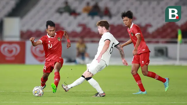 Pemain Timnas Indonesia U-20, Robi Darwis (kiri) berusaha menghalau bola dari pemain Selandia Baru, Fin Ngahina Roa Conchie pada laga International Friendly Match U-20 di Stadion Utama Gelora Bung Karno (SUGBK), Jakarta, Minggu (19/02/2023). (Bola.com/Ikhwan Yanuar)