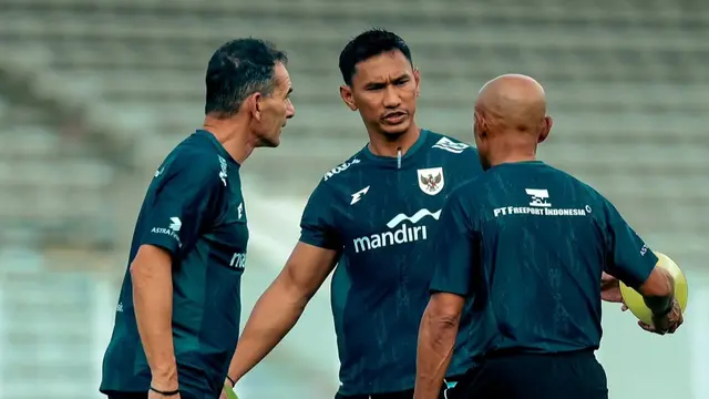 Zulkifli Syukur, Gerald Vanenburg, dan Simon Tahamata di Timnas Indonesia U-23 (Instagram/zulkifli_03_syukur)