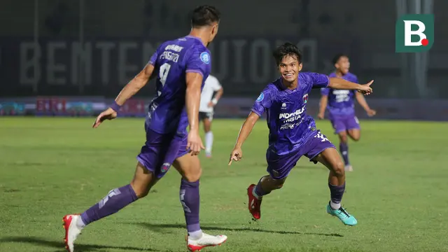 Pemain Persita Tangerang, Rifky Dwi Septiawan, melakukan selebrasi setelah mencetak gol ke gawang RANS Nusantara FC pada pekan ke-20 BRI Liga 1 2023/2024 di Stadion Indomilk Arena, Tangerang, Kamis (23/11/2023). Pendekar Cisadane menang dengan skor 3-0. (Bola.com/M Iqbal Ichsan)