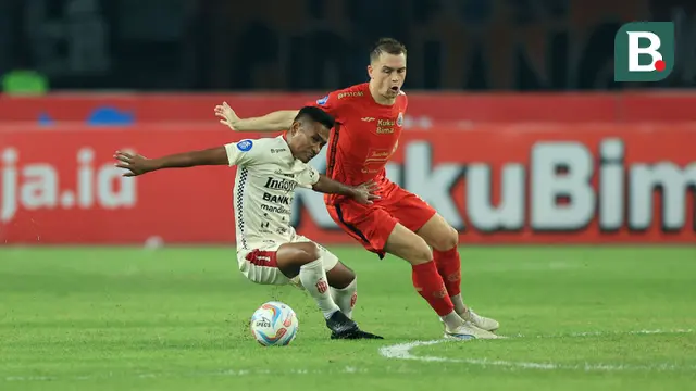 Pemain Persija Jakarta, Maciej Gajos (kanan) menempel ketat pemain Bali United, Ramdani Lestaluhu pada laga pekan ke-13 BRI Liga 1 2023/2024 di Stadion Patriot Candrabhaga, Bekasi, Minggu (24/9/2023). (Bola.com/M Iqbal Ichsan)