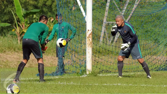 Pelatih Kiper, Hermansyah (kanan) melatih calon penjaga gawang Timnas Indonesia U19 di NYTC Sawangan, Depok, Selasa (26/7). 40 pesepakbola muda mengikuti seleksi untuk menjadi pemain Timnas Indonesia U19. (Liputan6.com/Helmi Fithriansyah)