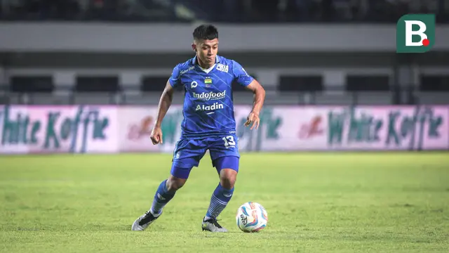 Pemain Persib Bandung, Febri Hariyadi mengontrol bola pada laga lanjutan pekan ke-3 BRI Liga 1 2023/2024 antara Persib Bandung melawan Dewa United FC di Stadion Gelora Bandung Lautan Api (GBLA), Bandung, Jumat (14/07/2023). (Bola.com/Bagaskara Lazuardi)