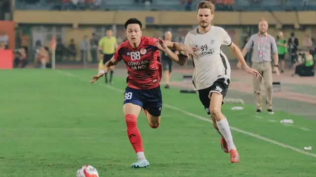 Bek CAHN, Viet Anh Bui Hoang mencoba menutup pergerakan striker PSM Makassar, Nermin Haljeta dalam laga semifinal leg kedua ASEAN Club Championship 2024/2025 di Stadion Hang Day, Hanoi, Rabu (30/4/2025) malam. (Dok. PSM)