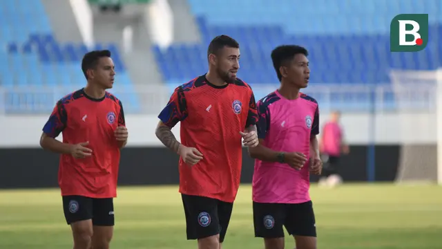 Pemain baru Arema FC, Valdeci Moreira (kiri) dan Paulinho Moccelin (tengah), berlatih di Stadion Kanjuruhan, Malang, Kamis (26/6/2025). (Bola.com/Iwan Setiawan)