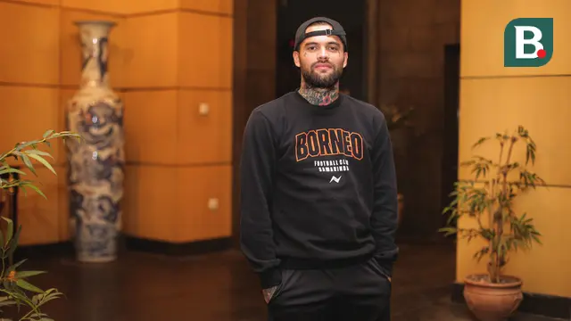 Kapten Borneo FC, Diego Michiels berpose di depan fotografer setelah program wawancara Lebih Dekat di Hotel Gran Senyiur, Balikpapan, Kalimantan Timur, Sabtu (18/05/2024). (Bola.com/Bagaskara Lazuardi)