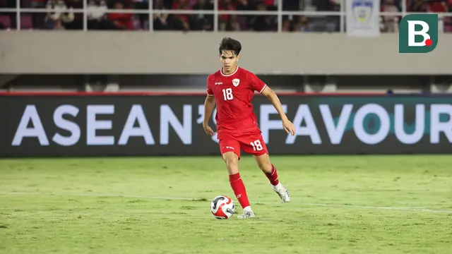 Pemain Timnas Indonesia, Victor Benjamin Dethan, menggiring bola saat laga lanjutan Grup B Piala AFF 2024 melawan Laos di Stadion Manahan, Solo, Jawa Tengah, Kamis (12/12/2024). (Bola.com/Abdul Aziz)