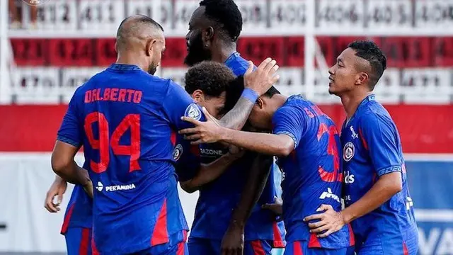 Pemain Arema FC merayakan gol ke gawang PSBS Biak pada laga BRI Liga 1 2024/2025. (c) Dok. Arema FC