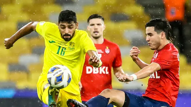 Pemain Al Seeb's Club, Muhsen Saleh AL-Ghassani (kiri), berjibaku melawan pemain Kuala Lumpur City FC, Ryan Lambert (kanan), pada ajang Final AFC Cup 2022 di Stadion Bukit Jalil, Bukit Jalil, 22 Oktober 2022. (Kamarul Akhir/AFP)