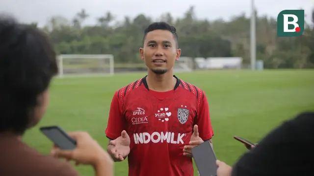 Kapten Bali united Ricky Fajrin saat diwawancarai awak media di Bali united training center pada Kamis (26/6/2025). (Bola.com/Alit Binawan)