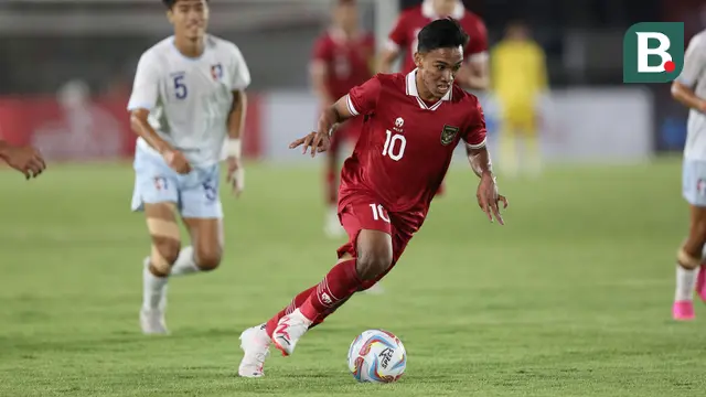 Pemain Timnas Indonesia U-23, Arkhan Fikri, menguasai bola saat melawan Chinese Taipei U-23 dalam pertandingan Grup K Kualifikasi Piala Asia U-23 2024 di Stadion Manahan, Solo, Sabtu (9/9/2023). (Bola.com/Arief Bagus)