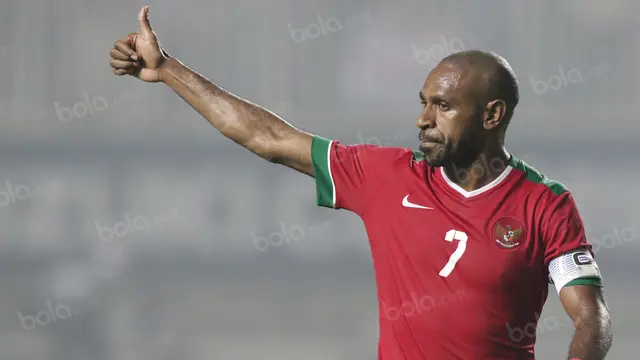 Aksi Boaz Solossa dalam final leg pertama Piala AFF 2016 antara Indonesia vs Thailand di Stadion Pakansari, Cibinong, Jawa Barat, Rabu (14/12/2016). (Bola.com/Peksi Cahyo)