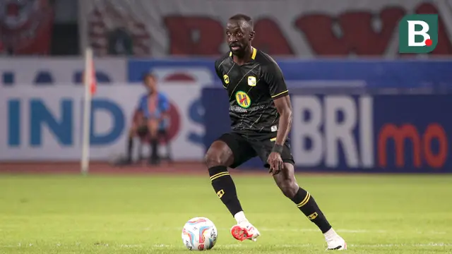 Pemain Barito Putera, Makan Konate mengontrol bola saat laga lanjutan BRI Liga 1 2023/2024 antara Persija Jakarta melawan Barito Putera di Stadion Patriot Candrabhaga, Bekasi, Sabtu (07/10/2023). (Bola.com/Bagaskara Lazuardi)