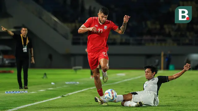 Bek Persija Jakarta, Firza Andika, saat berusaha menekel bola dari penguasaan gelandang asing Borneo FC, Berguinho, pada laga semifinal Piala Presiden 2024 di Stadion Manahan, Solo, Selasa (30/7/2024). (Bola.com/Radifa Arsa)