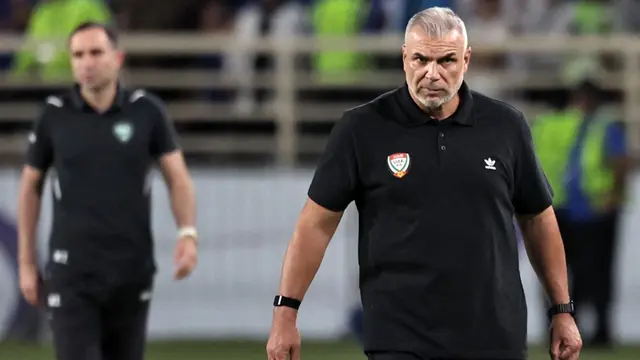 Pelatih UEA asal Rumania, Cosmin Olaroiu (kanan), bereaksi selama pertandingan kualifikasi Piala Dunia 2026 zona Asia antara Uni Emirat Arab dan Uzbekistan di Stadion Al-Nahyan di Abu Dhabi pada tanggal 5 Juni 2025. (Fadel SENNA/AFP)