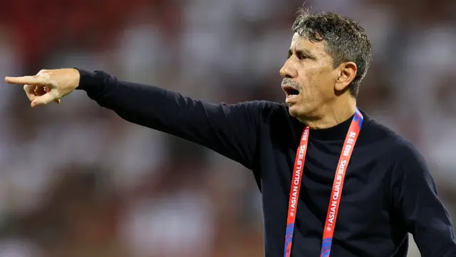 Pelatih Timnas Oman, Rashid Jaber, bereaksi selama pertandingan kualifikasi Piala Dunia 2026 antara Oman dan Kuwait di Kompleks Olahraga Sultan Qaboos di Muscat pada 10 Oktober 2024. (Haitham AL-SHUKAIRI/AFP)