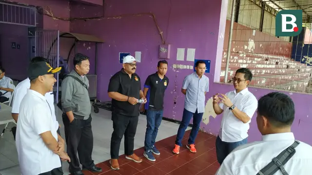 Tim verifikasi PT LIB menginspeksi dan diskusi dengan pihak Persik dan Pemkot Kediri terkait kesiapan Stadion Brawijaya sebagai homebase Macan Putih untuk pentas BRI Liga 1 2025/2026. (Bola.com/Gatot Sumitro)