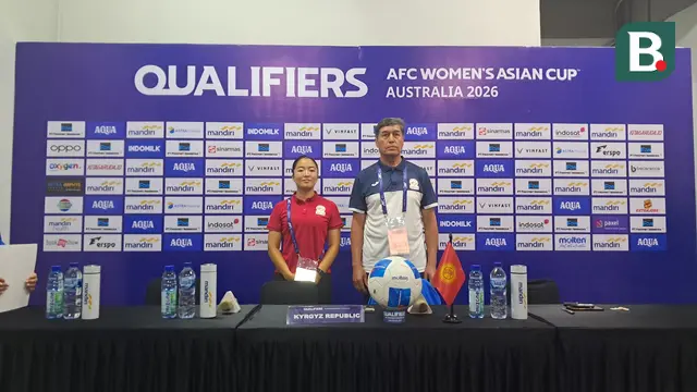 Pelatih Timnas Kirgistan Putri, Zakirov Nematzhan menjelang pertandingan Grup D Kualifikasi Piala Asia Putri 2026 di Indomilk Arena, Tangerang, pada 29 Juni-5 Juli 2025. (Bola.com/Muhammad Adiyaksa)