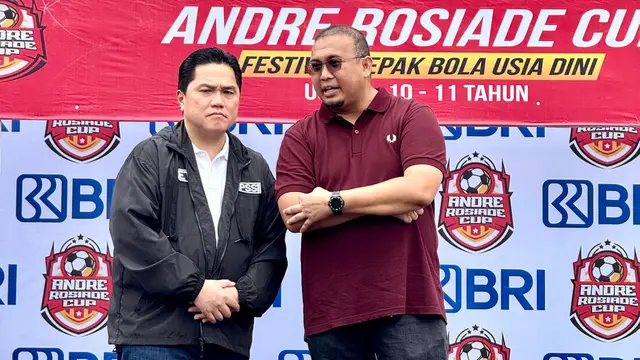 Ketua PSSI, Erick Thohir, bersama penasihat Semen Padang, Andre Rosiade. (Bola.com/Dok.Istimewa).